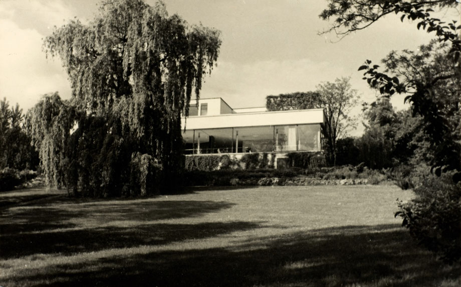 Tugendhat House, garden facade with vegetation. Photo: Fritz Tugendhat, ca. 1934