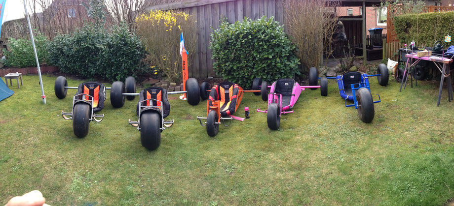 v.l.n.r. Hübi's GT Rapide++, Noah's GT Kiddy, Johanna's Eigenbau in orange; Auftragsbuggy in pink für Sandra, Auftragsbuggy in blau für Simon