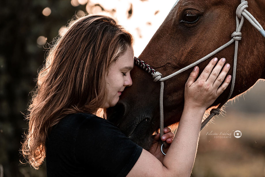 innige Verbindung zwischen Frau und Pferd beim Pferdefotoshooting – Felicitas Frädrich Fotografie