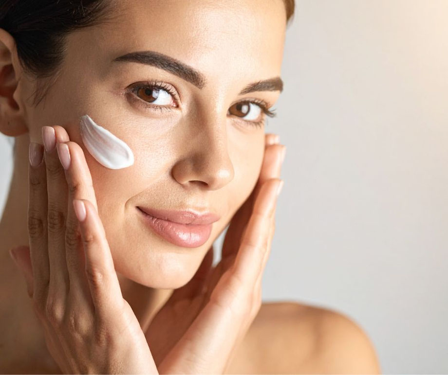 applicazione di crema idratante per la cura della pelle del viso