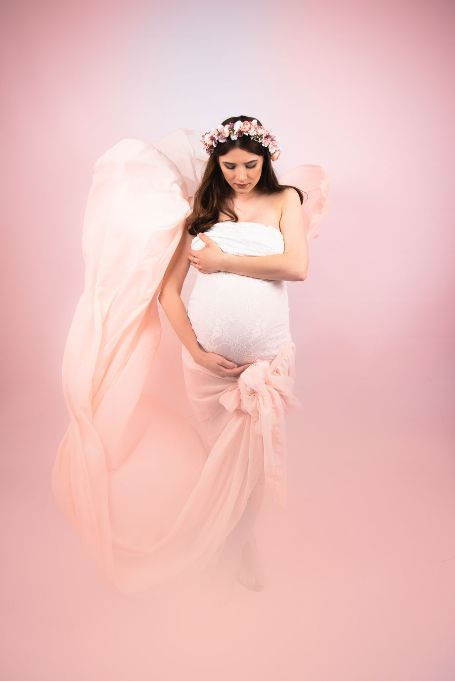 maternity shoot in pink colored scenery