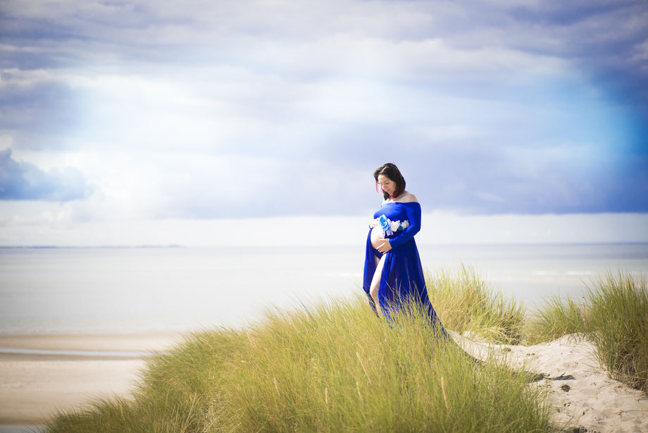 zwangerschapsshoot in blauwe jurk op het strand