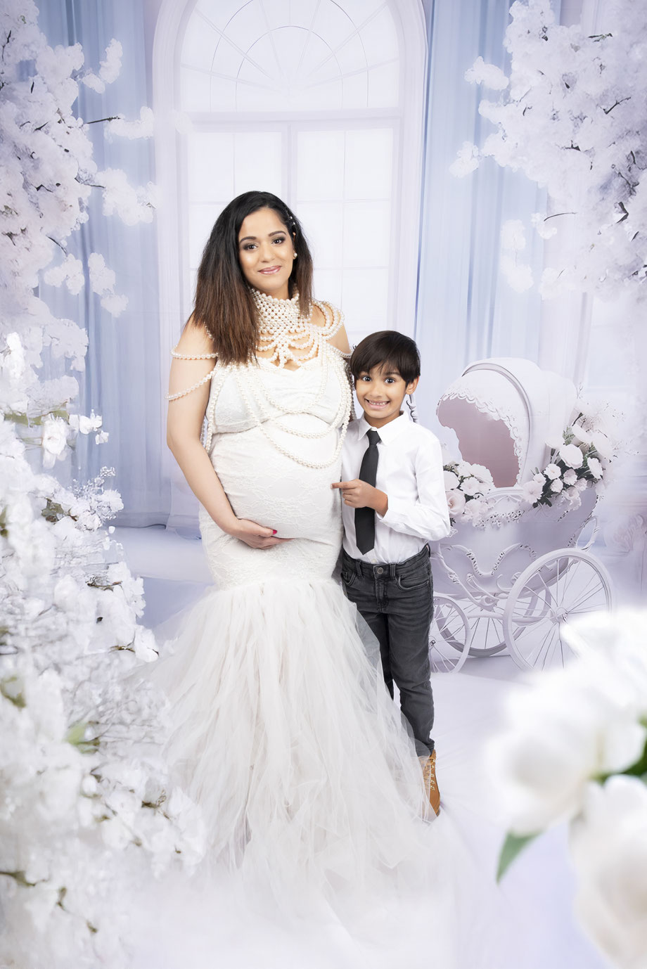 maternity photographer for a maternity shoot classic, pure and timeless images