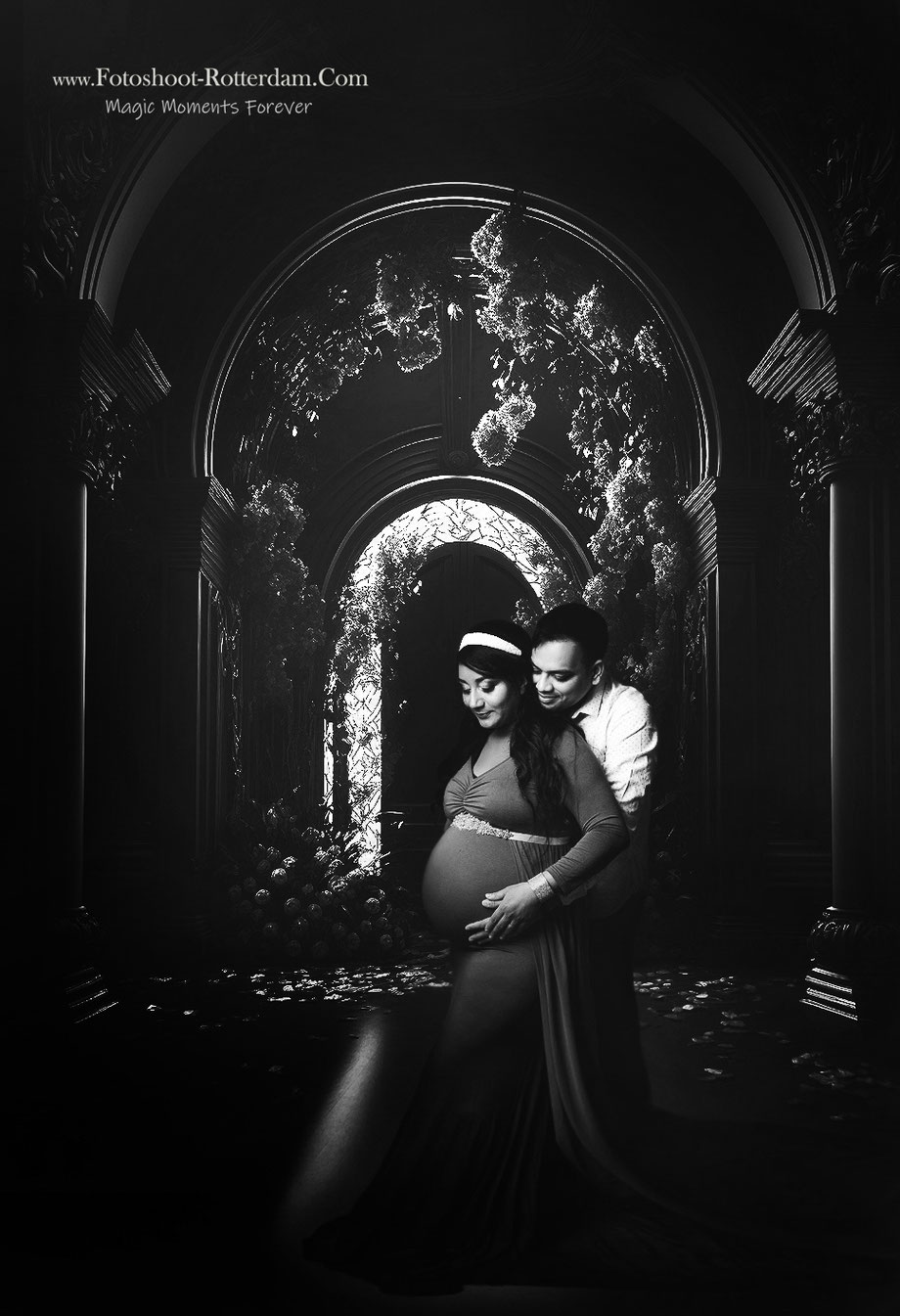 pregnant woman in black-white shoot