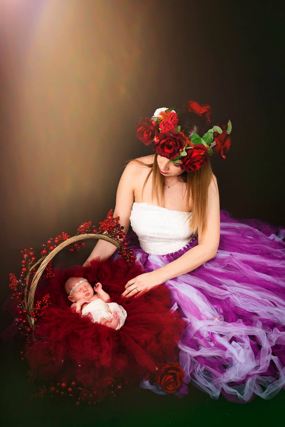 Moeder met bloemenhoed en haar baby