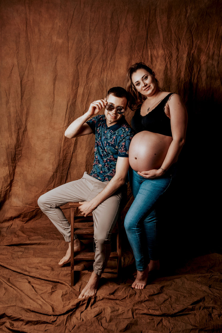 brown scenery in maternity shoot