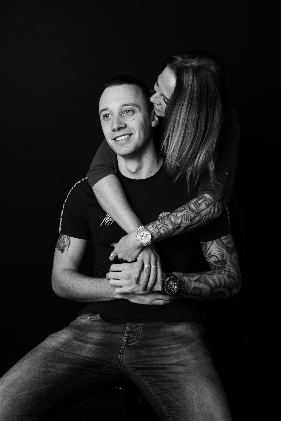 couple shoot in black-white