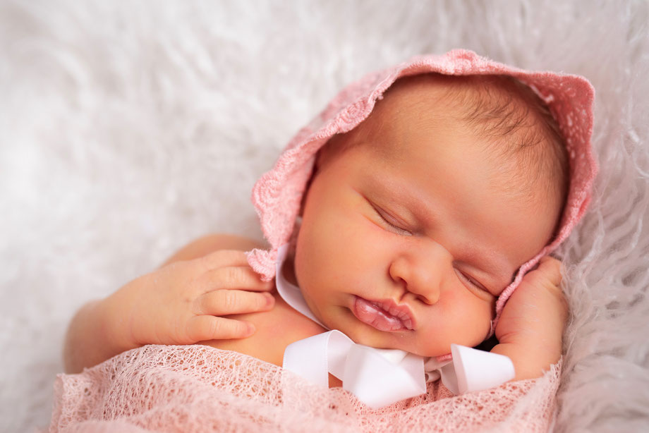 baby meisje in roze kleding