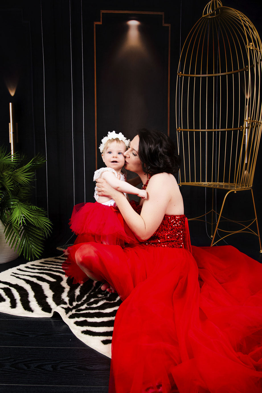 cake smash photography in red