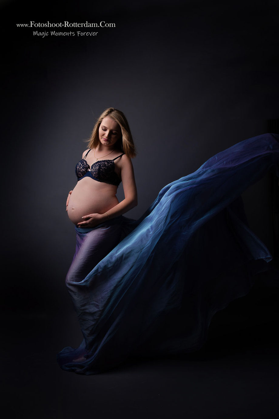 Zwangere vrouw in klassieke subtiele stijl
