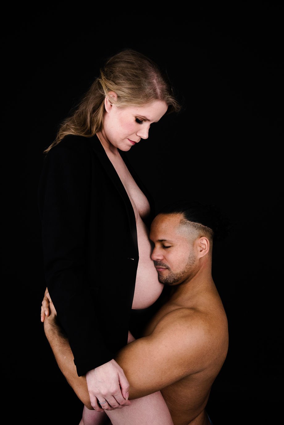 Man knuffelt met zwangere buik
