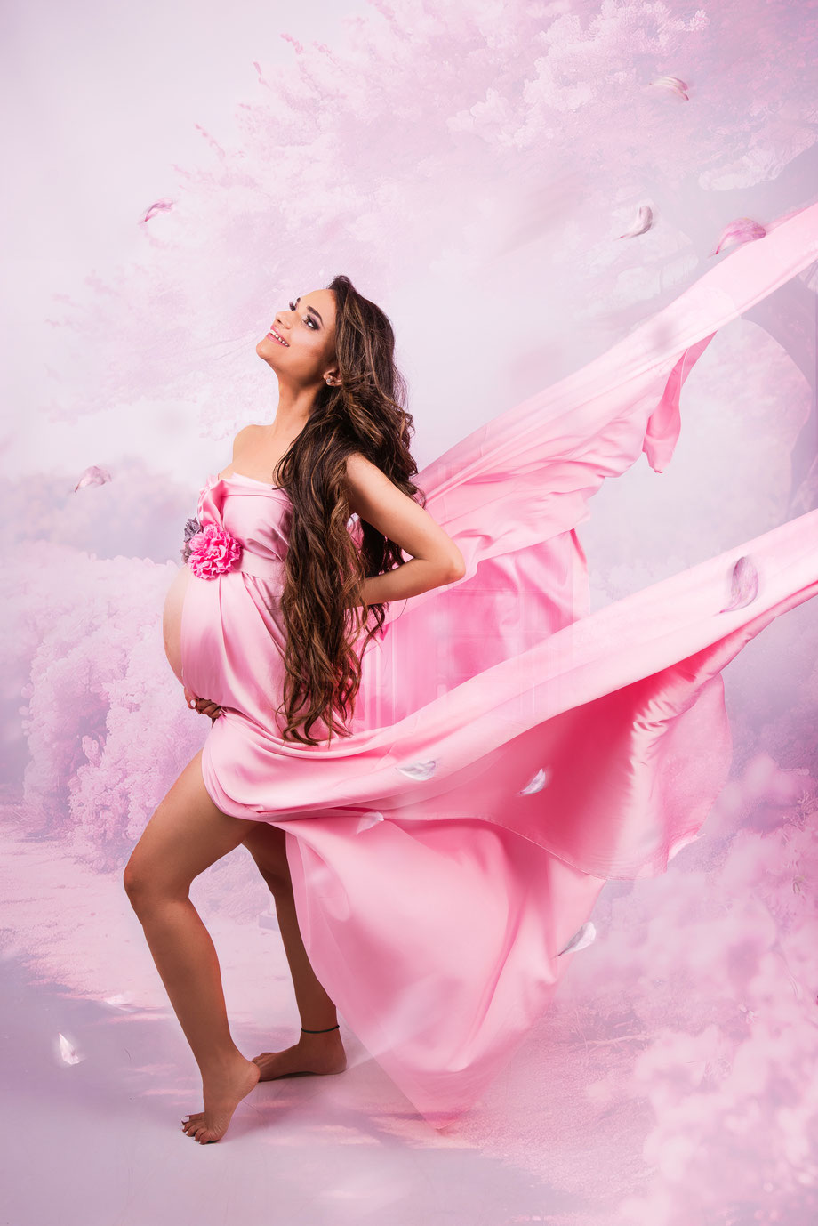 zwangerschapsshoot met roze jurk