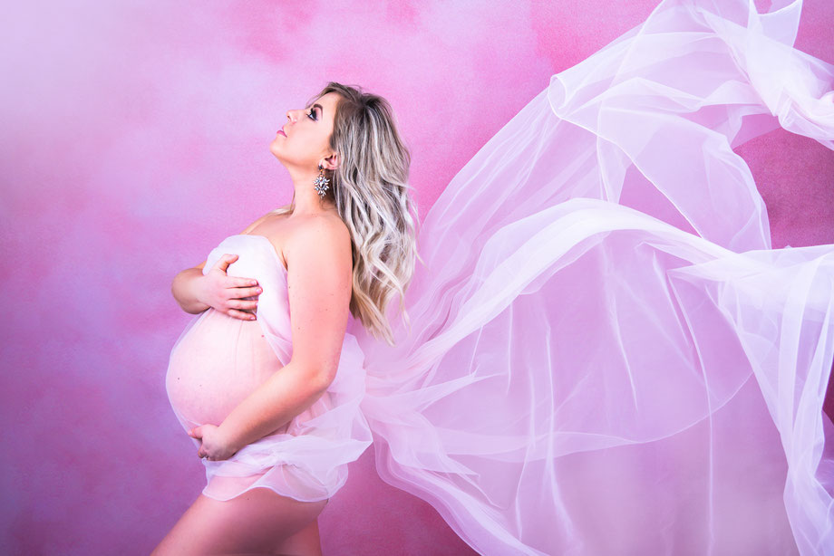 zwangere vrouw met roze achtergrond