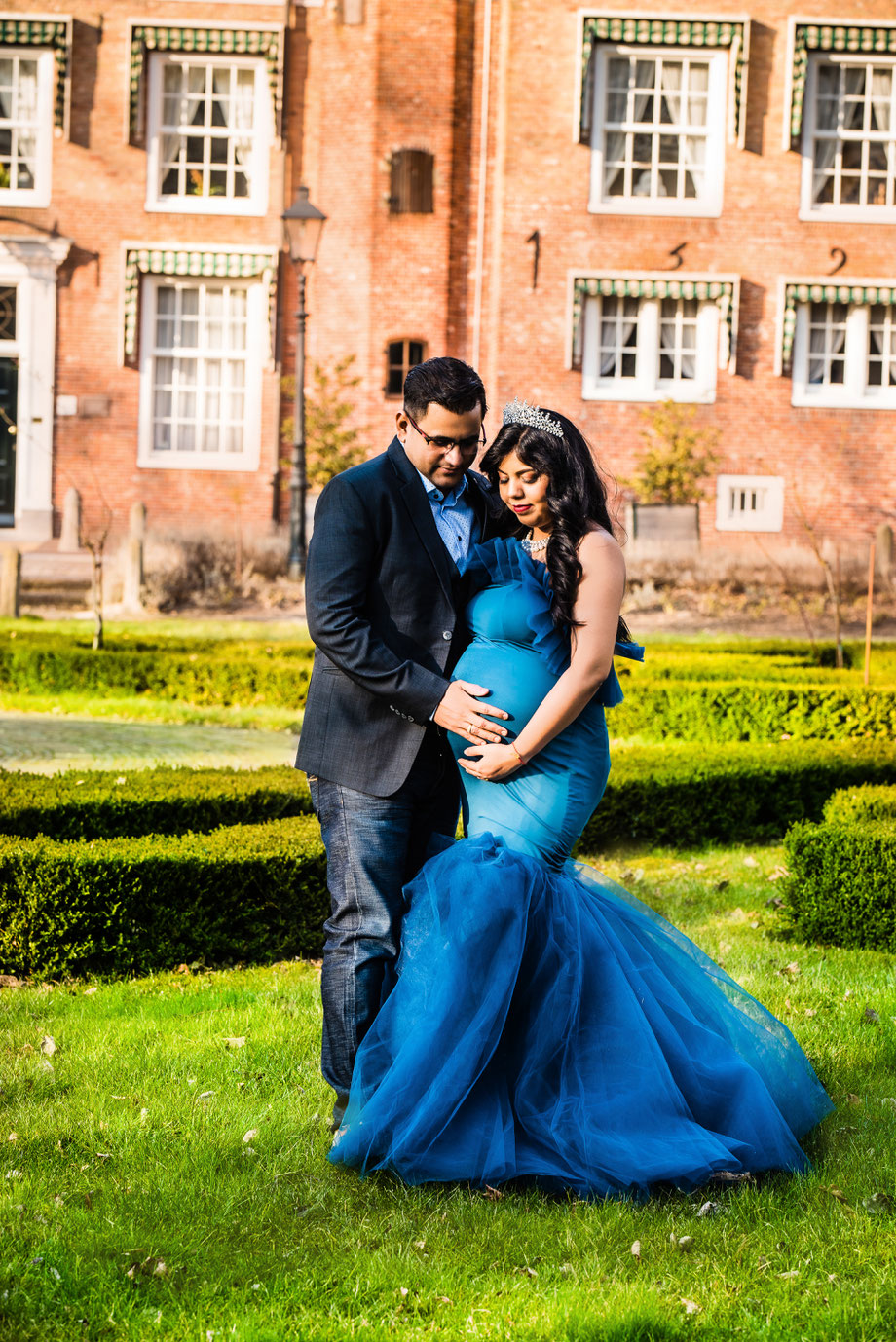 maternity shoot in front of castle