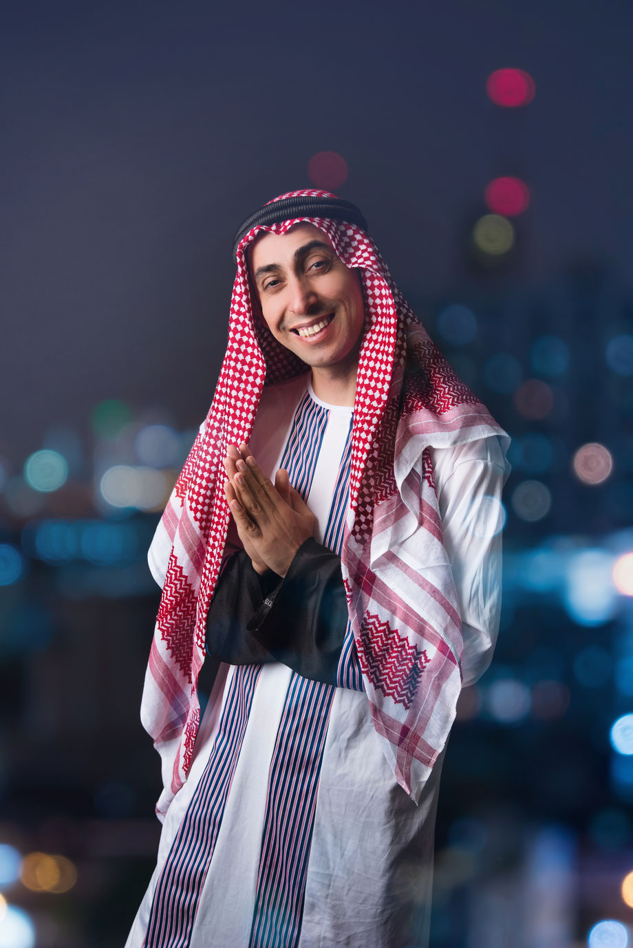 man poseert in arabische kleding
