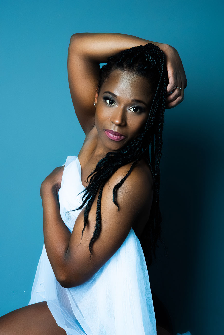 boudoir shoot met blauwe achtergrond