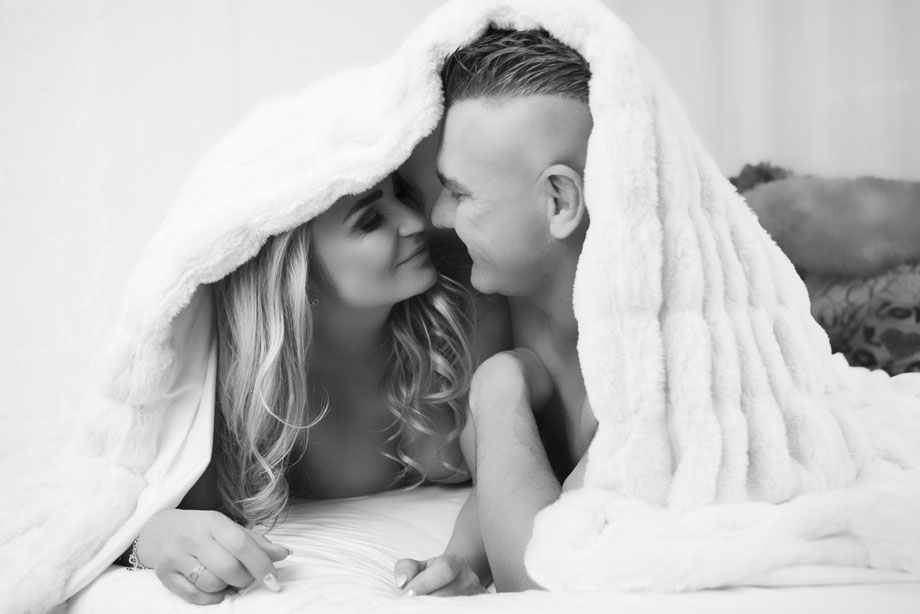sensuele koppelshoot Intieme koppelshoot in een studioomgeving