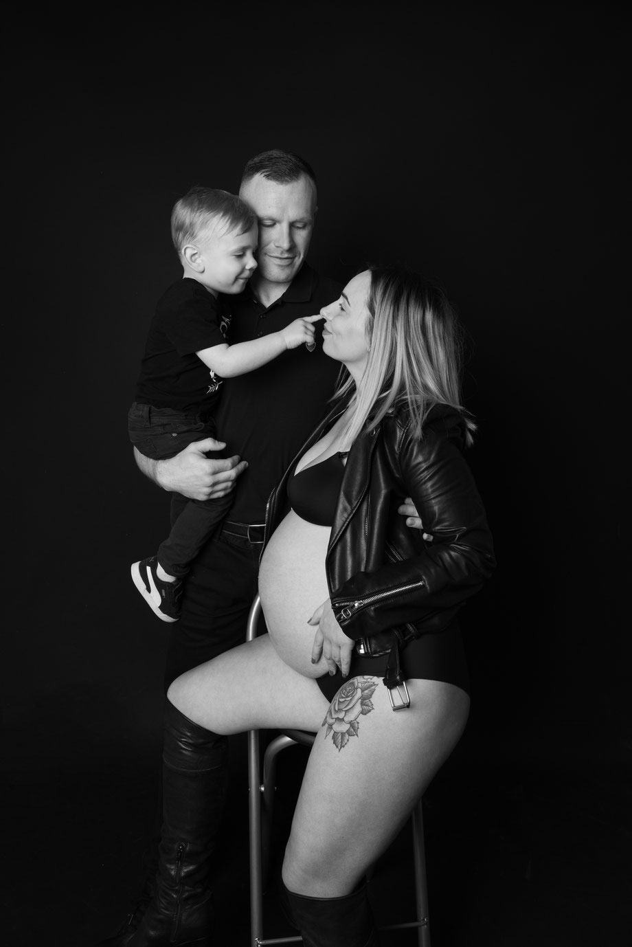 pregnancy shoot with child