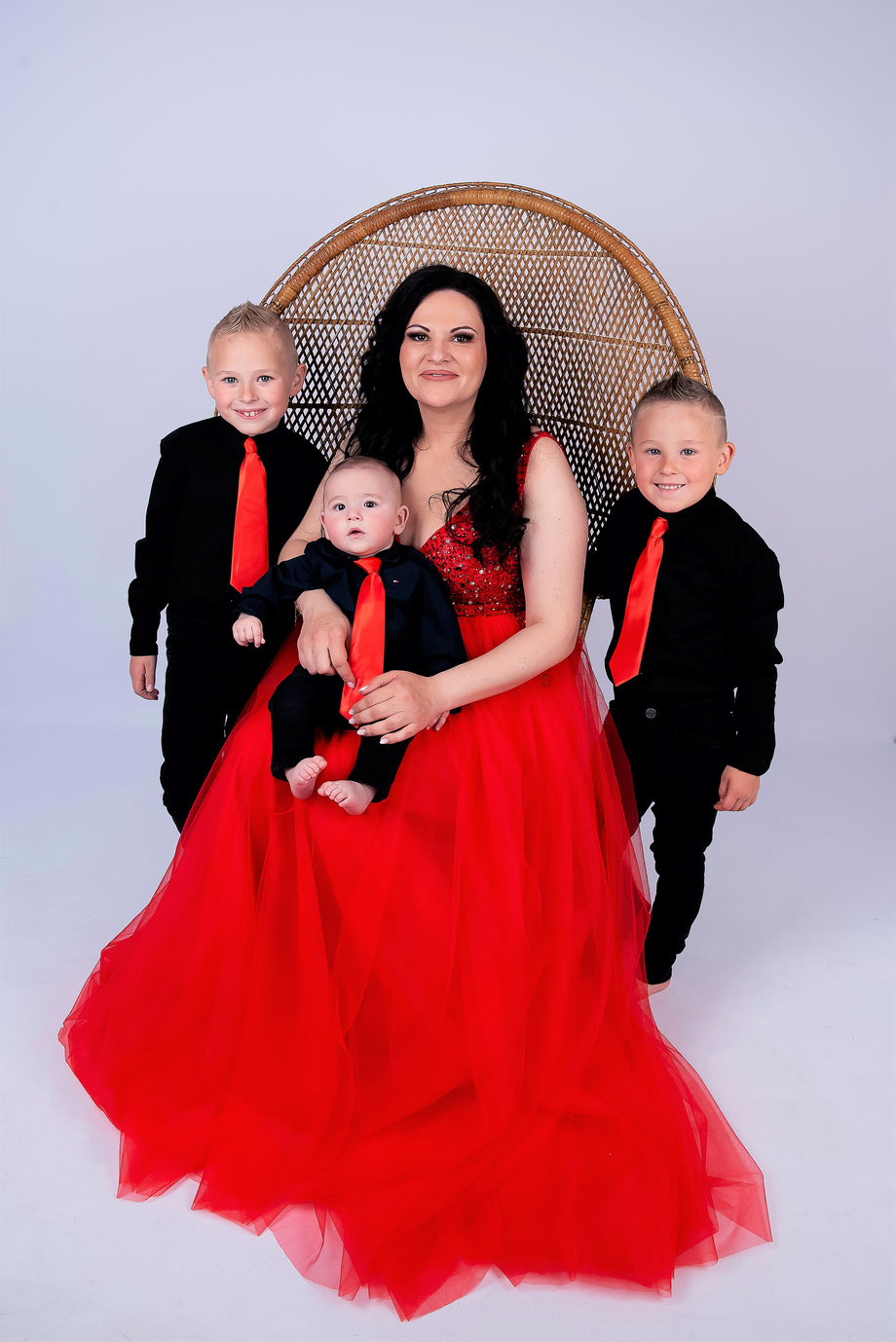 Moeder in rode jurk en kinderen