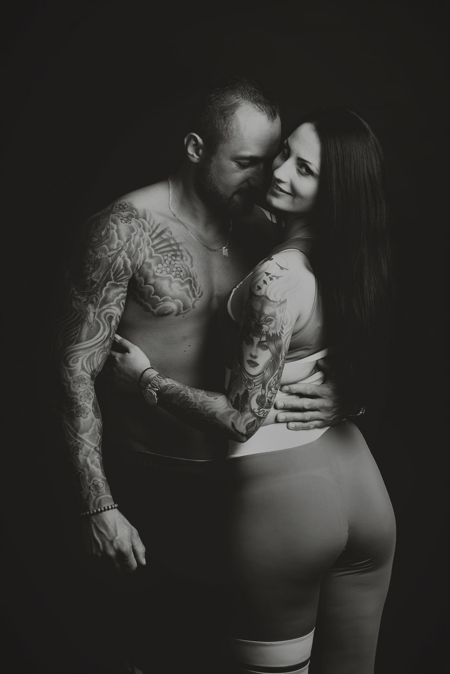 couple shoot in black-white