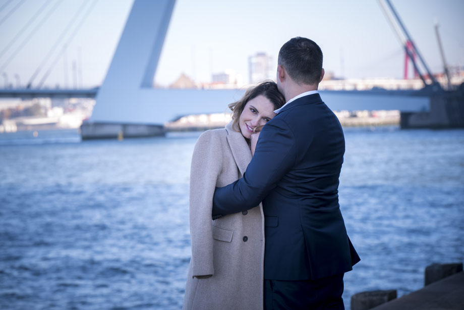 koppel poseert bij Erasmusbrug