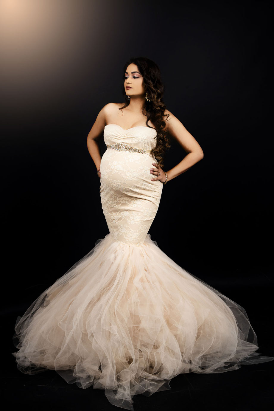 document the joy of your pregnancy with a personalized maternity photoshoot in Eindhoven