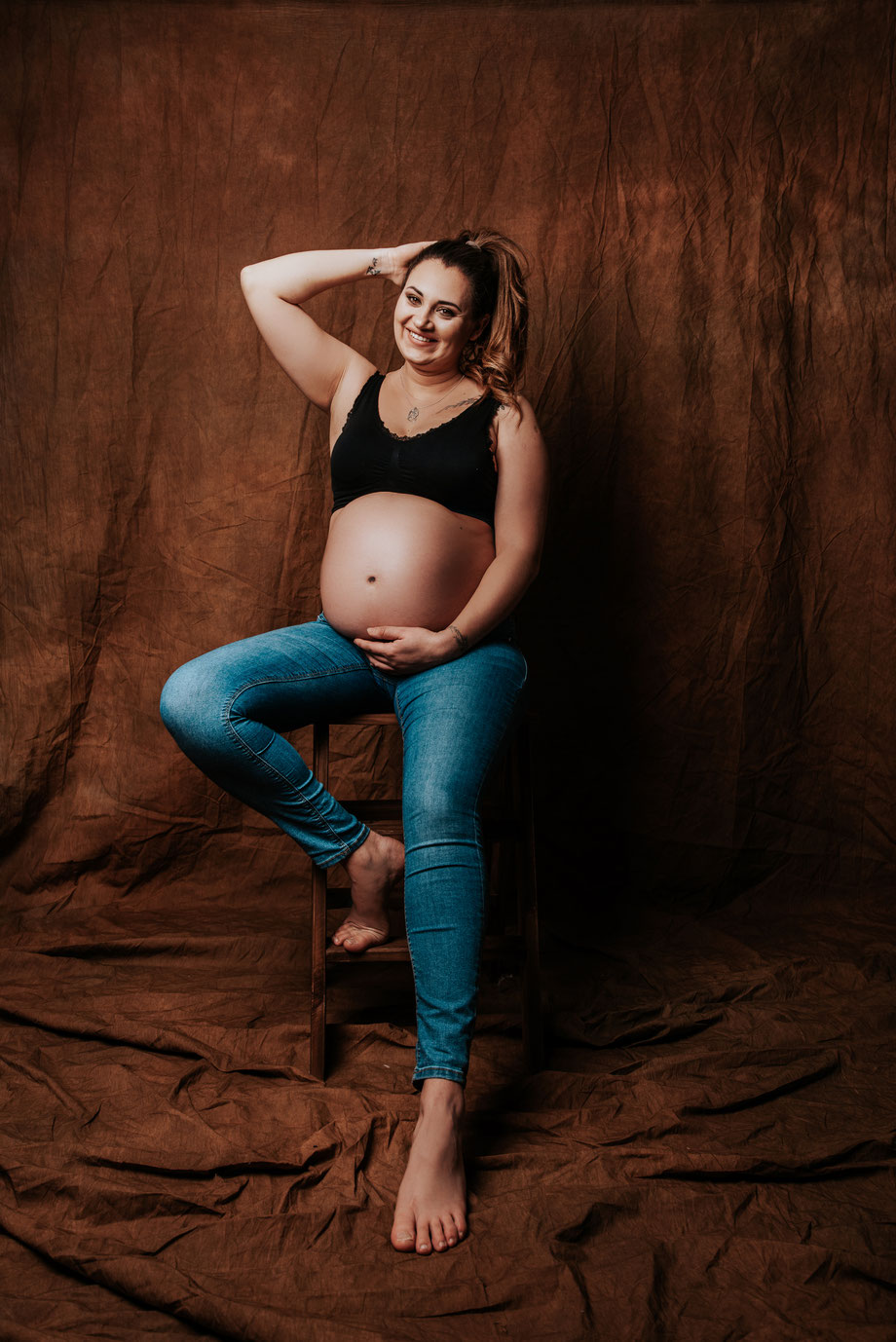 pregnant woman in simple shoot in jeans