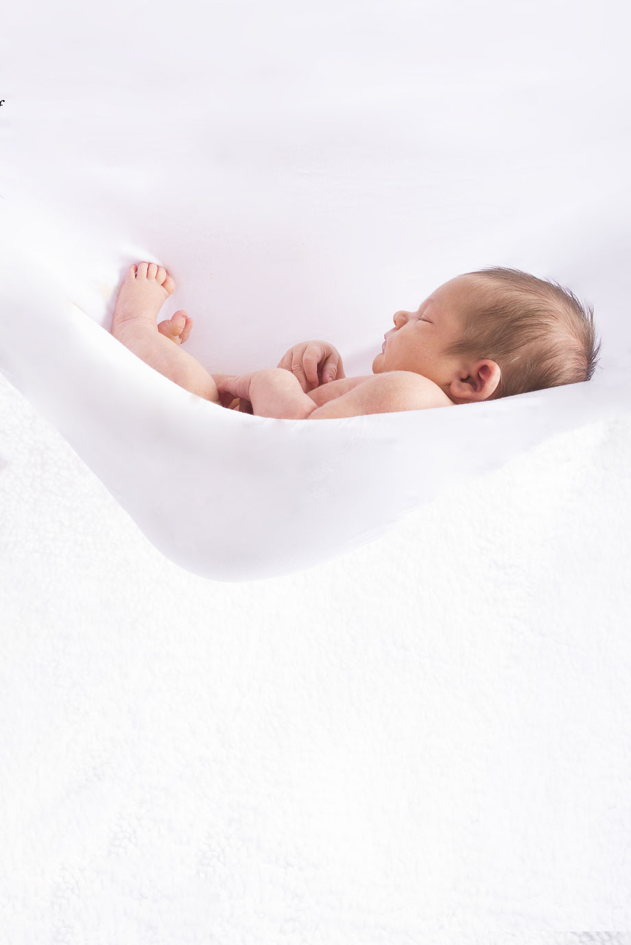 newborn slaapt met witte achtergrond