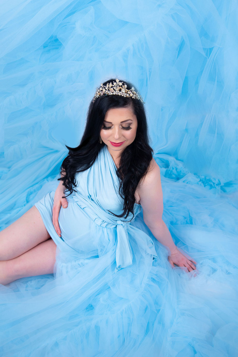 zwangere vrouw in blauwe jurk