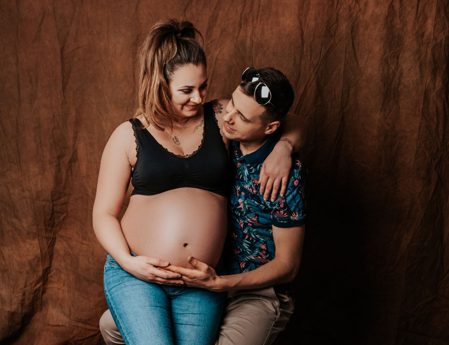 dark scenery in pregnancy shoot