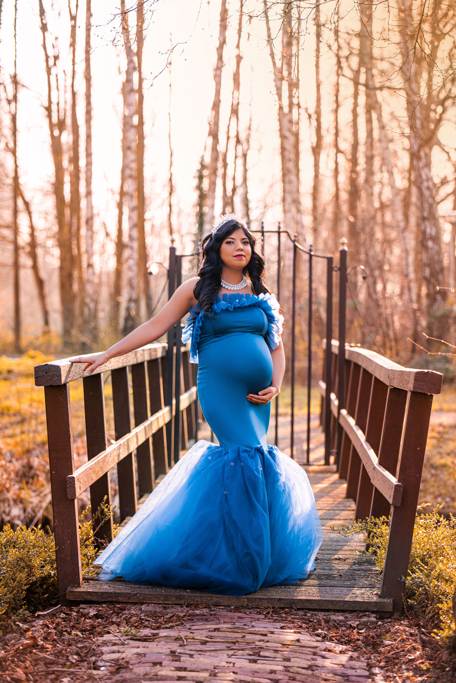 woman in blue maternity dress