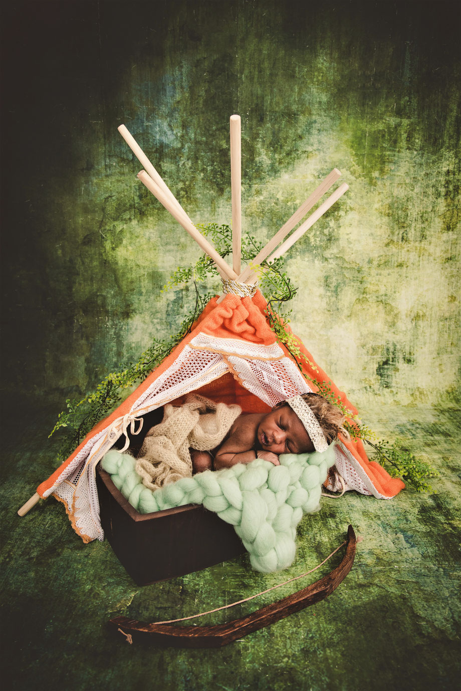 Newborn slaapt in tent
