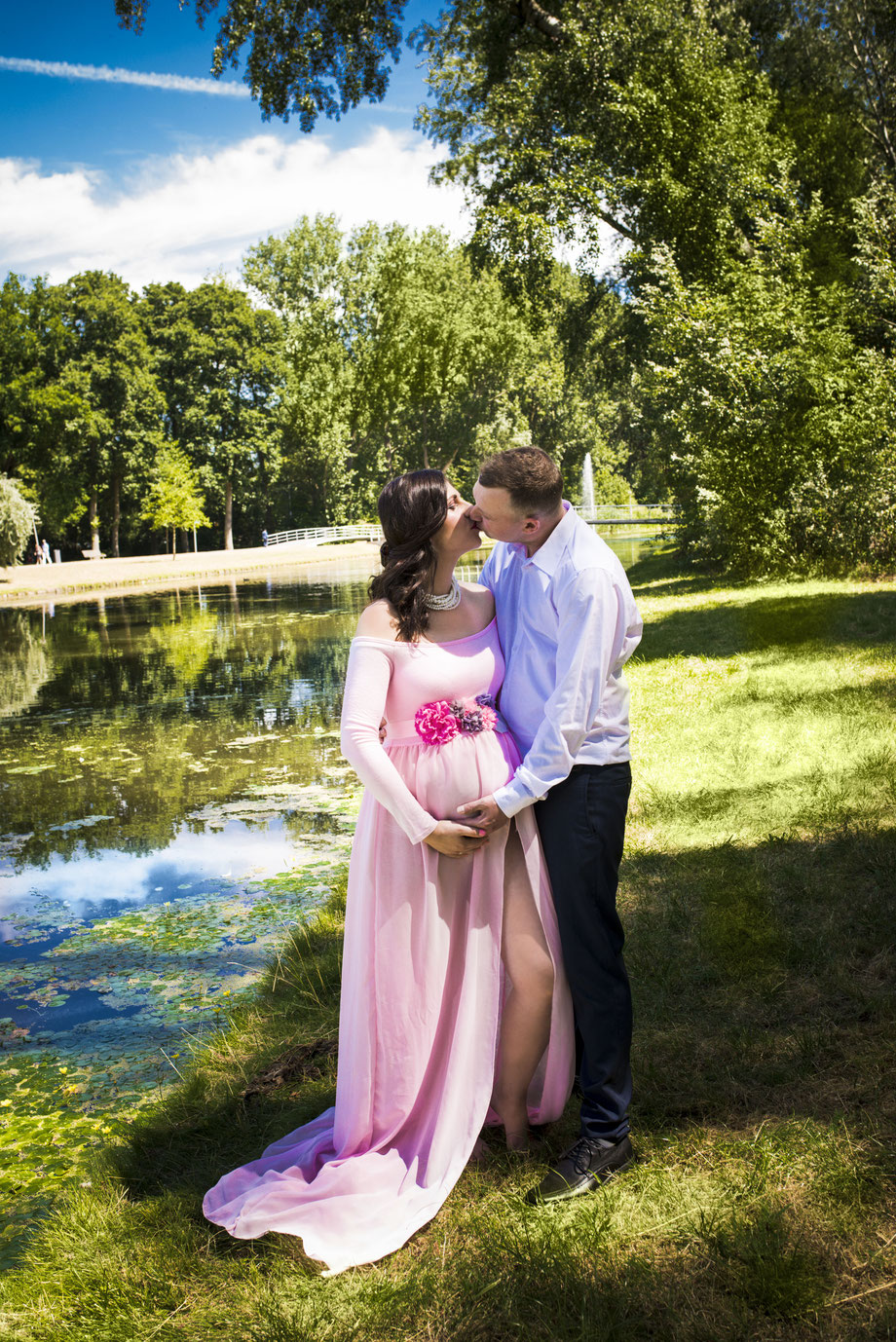 kissing couple in pregnancy shoot