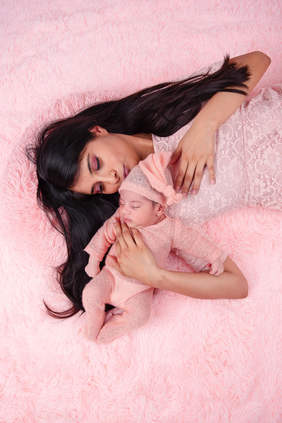 Baby meisje in roze met moeder
