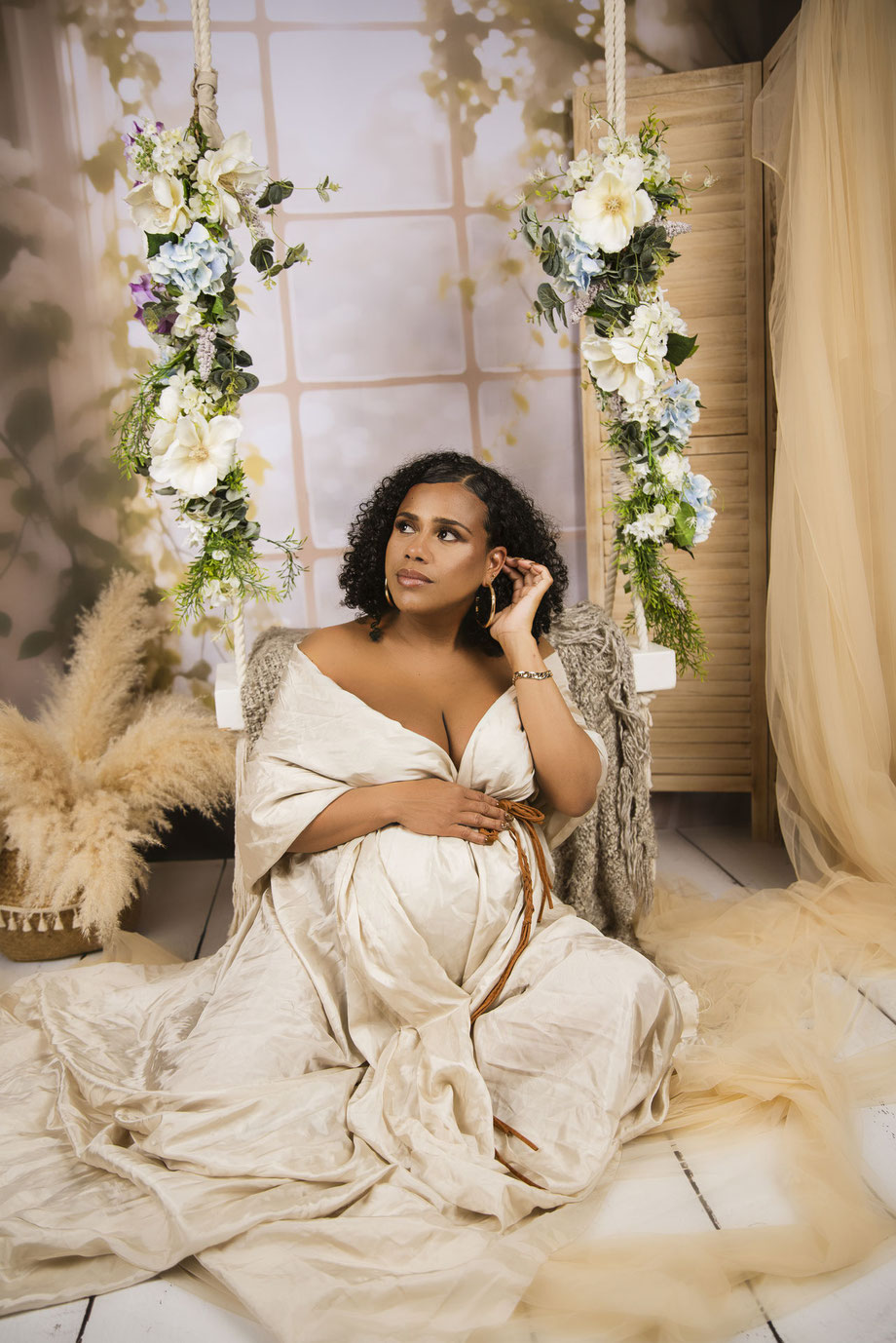 maternity shoot with props