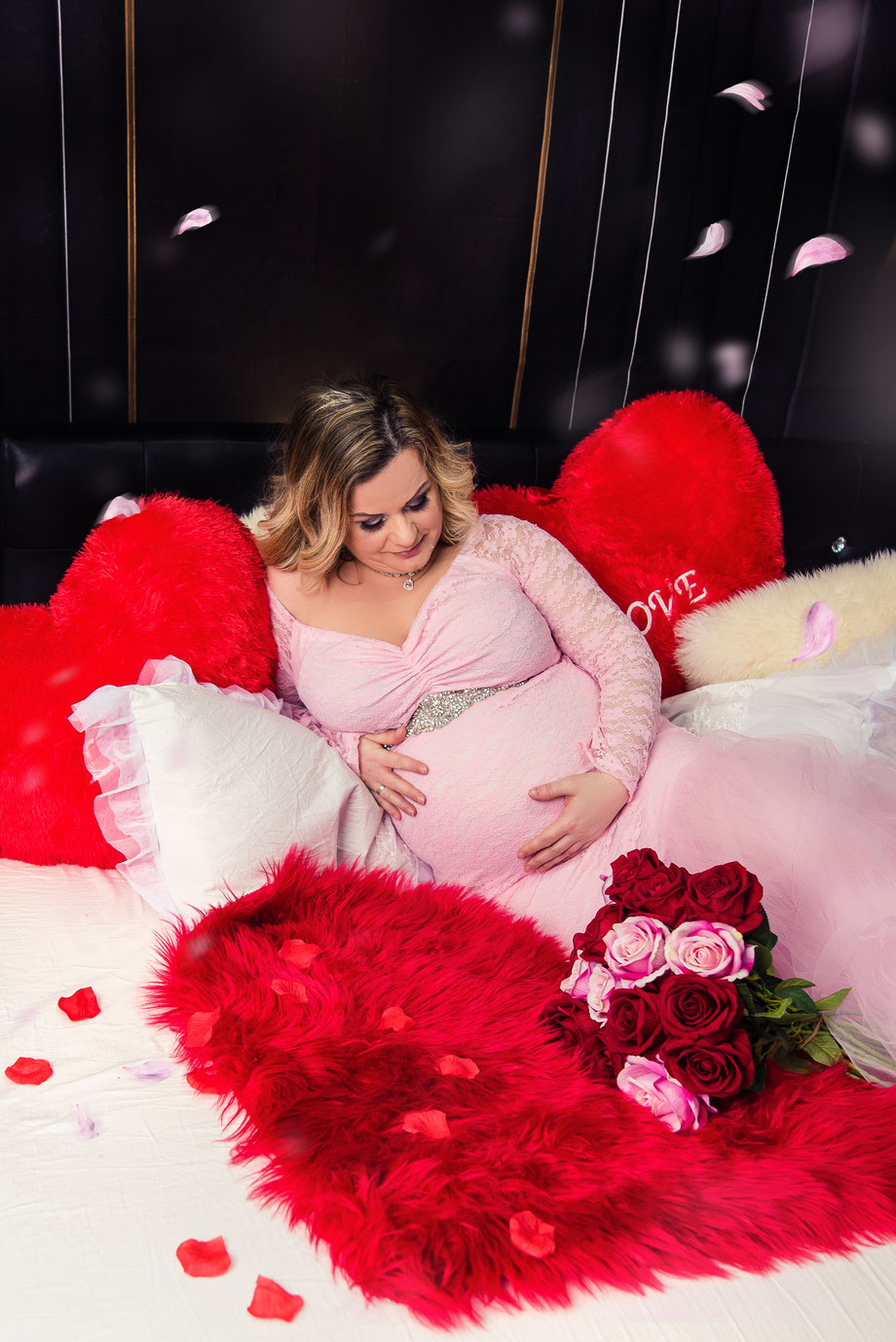 romantic valentine pregancy shoot