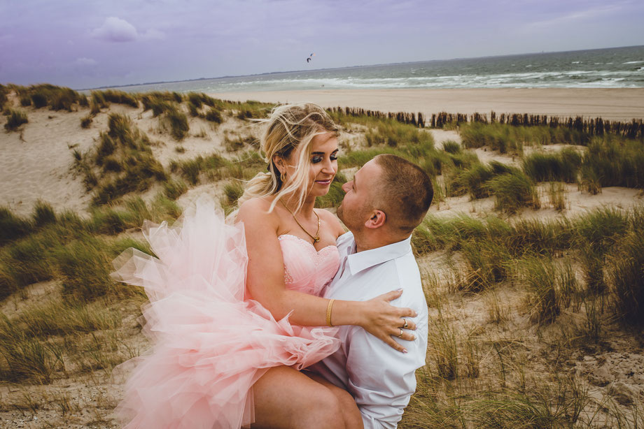 koppel poseert op strand