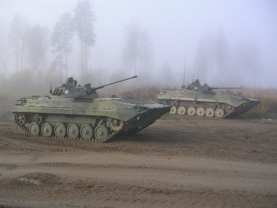 Le BMP-2 reprend la caisse du BMP-1 mais troque son 73 mm avec un canon de 30 mm automatique