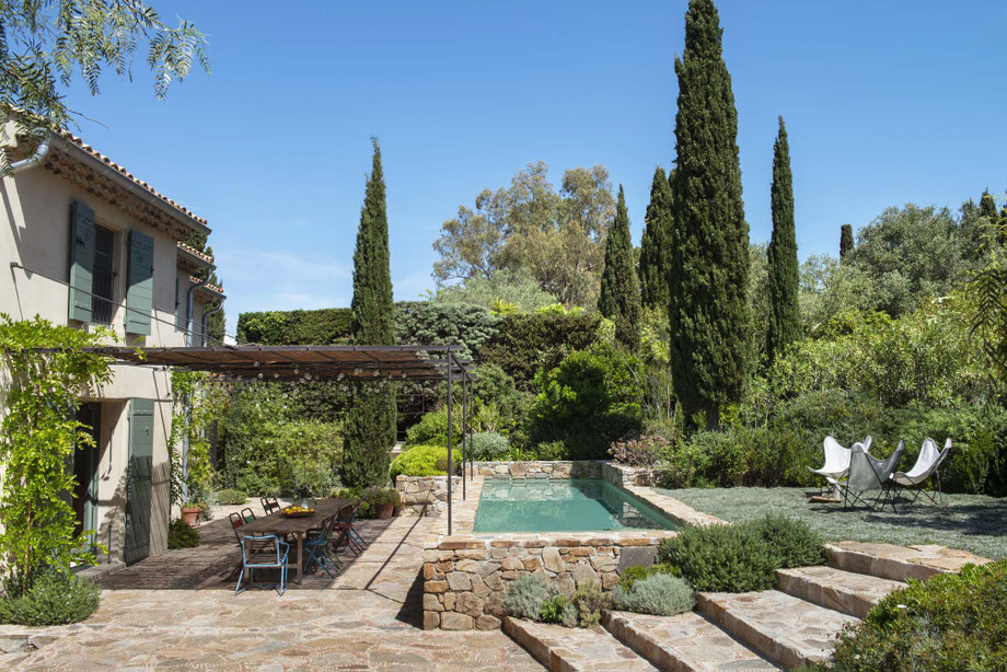 Vue de la piscine, l'espace terasse avec sa pergola en acier