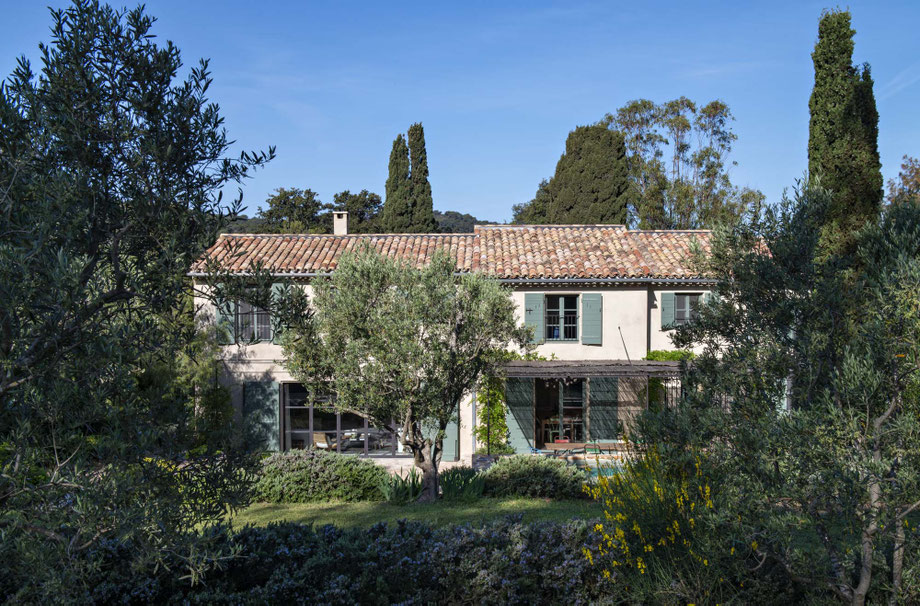 Réhabilitation et extension d'une maison individuelle dans le Var, vue extérieur de la batisse