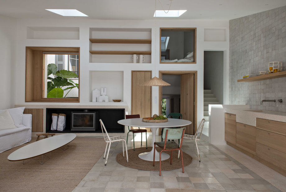 Rénovation et construction d'une annexe. Cuisine sur-mesure, salle à manger avec du mobilier chiné, lampe atelier Vime