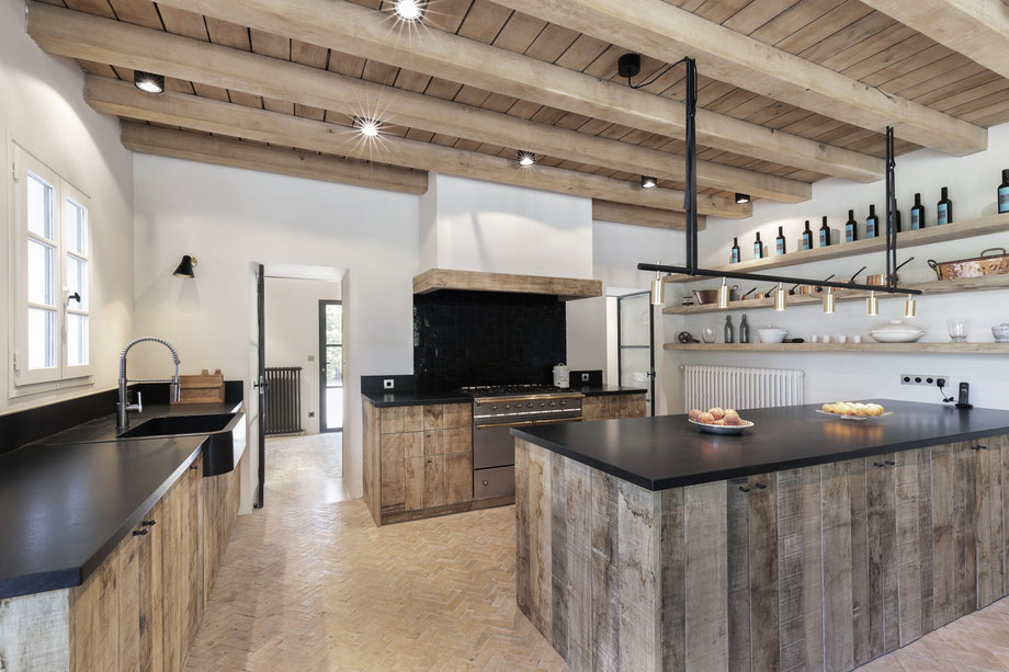 Rénovation et extension d'une maison à Aix-en-Provence. Cuisine sur mesure.