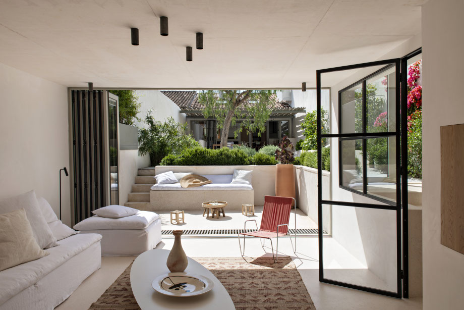 Rénovation et construction d'une annexe. Salon et sa terrasse attenante avec une banquette sur-mesure.