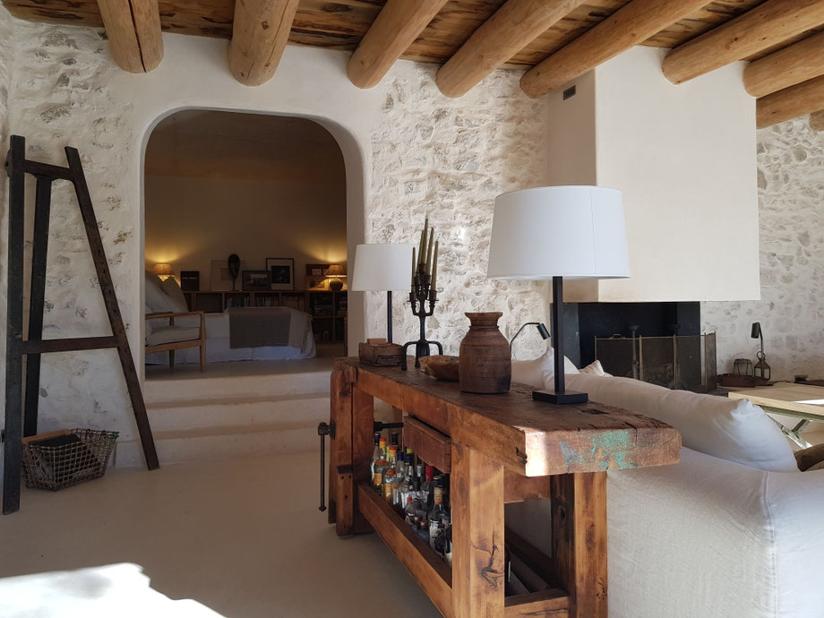 Rénovation, extension et surélévation d'une maison à Aix-en-Provence. Salon pour recevoir et salon TV