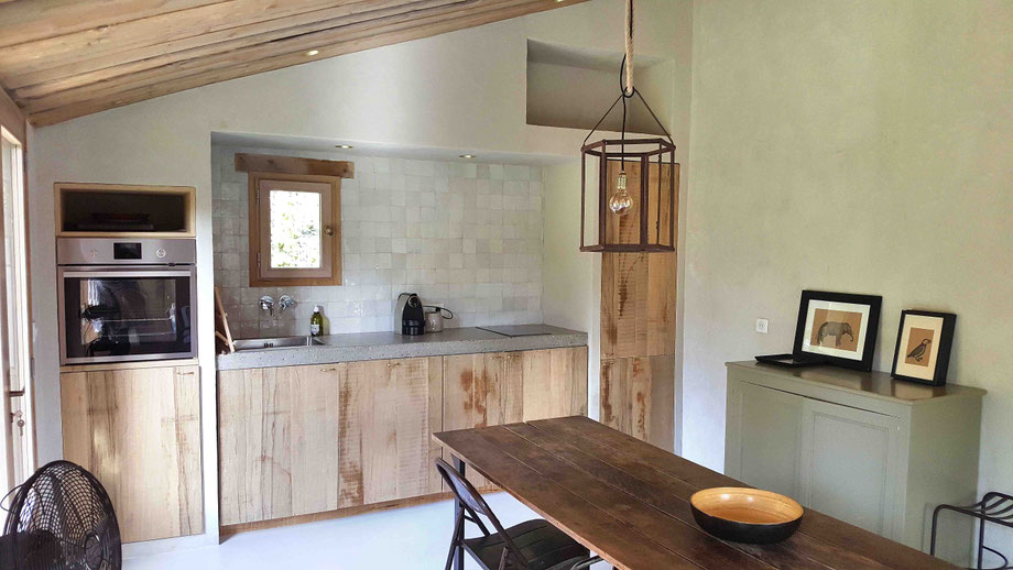 Cuisine d'une dépendance à Aix-en-Provence. Plan vasque en béton coulé, crédence en zellige, mobilier chiné, meible en bois sur-mesure