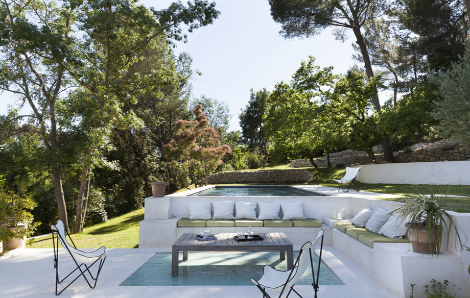 Vue extérieur sur la terrasse composée de zellige et de la piscine
