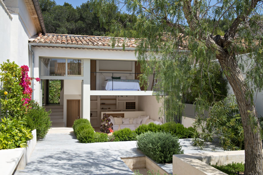 Rénovation d'une maison et construction d'une annexe. Vue sur la terrasse et le salon et la chambre