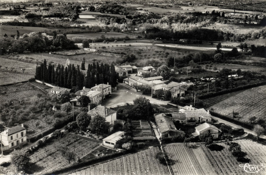 Cénac bourg vue aérienne. Cénac d'hier et d'aujourd'hui, exposition d'une trentaine de lieux en centre bourg. Collection Jean-Pierre Couthouis