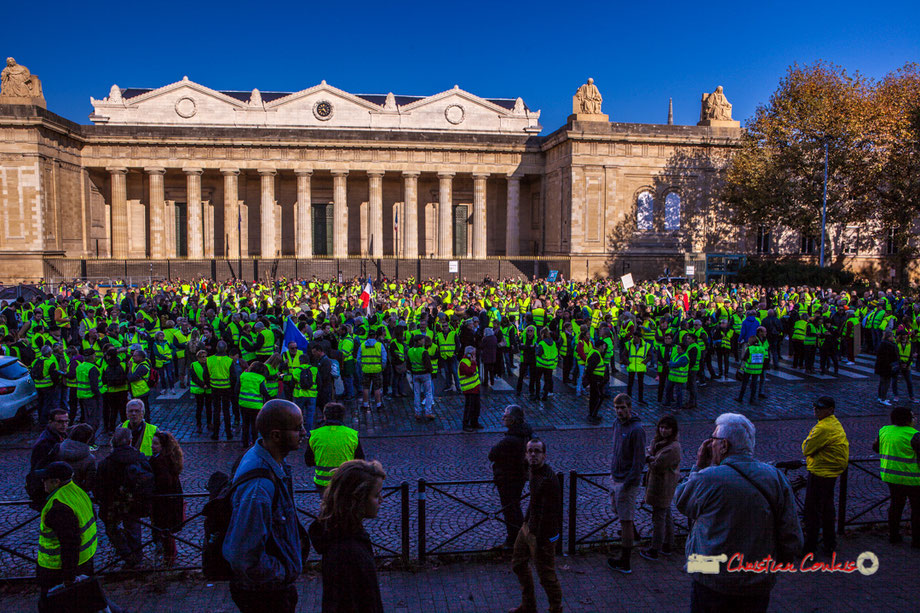 11h00, place de la République, Bordeaux; des centaines puis mille cinq cent à deux milles personnes ont défilées.