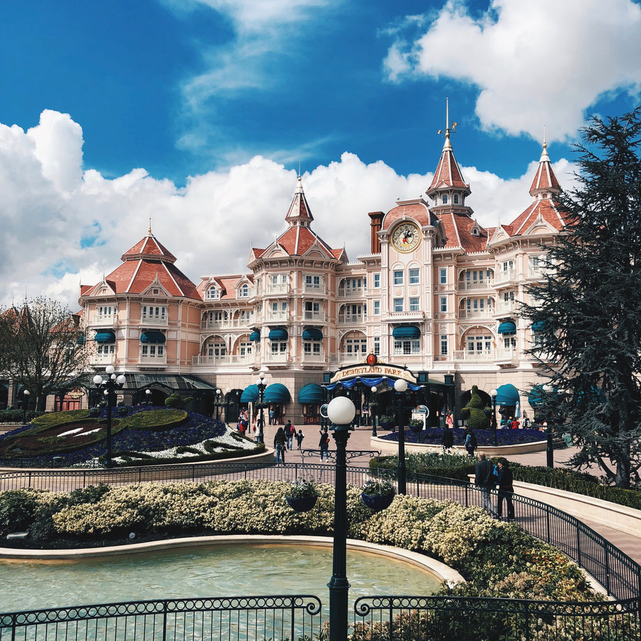 Das Disneyland Hotel - Hotel aber gleichzeitig auch der Parkeingang